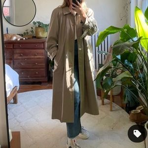 80s Oversized vintage lined trenchcoat. Buttons up.
